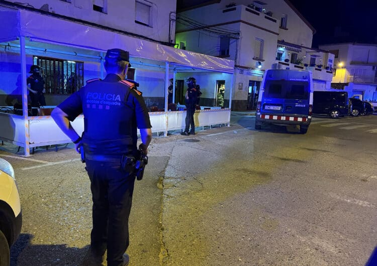 Desplegament policial a Mollerussa a l’entorn de la plaça Sant Jaume a la recerca de drogues i armes