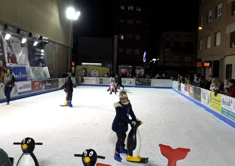 Mollerussa dona el tret de sortida a la campanya de Nadal amb l’estrena d’una pista de gel